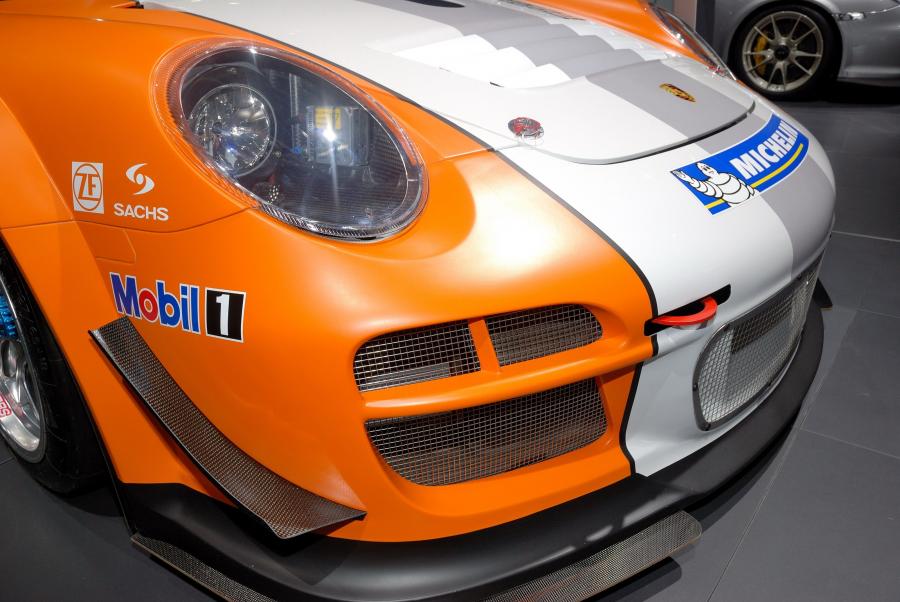  Porsche 911 GT3 R Hybrid 2010 года  (фото 30 из 36)